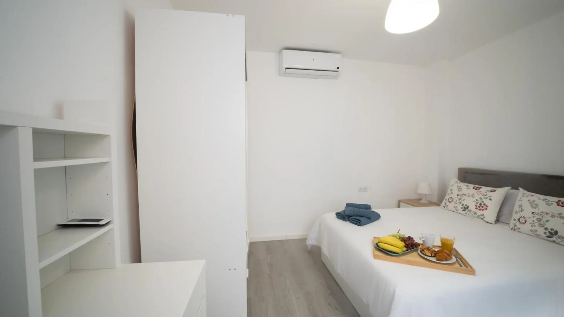 1 Room Playa Pedregalejo contacts